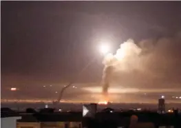  ??  ?? دخان يتصاعد إثر هجوم إسرائيلي سابق على مواقع إيرانية في سورية ( الوطن)