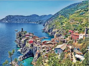  ??  ?? Die fünf schönen und vor allem bunten Dörfer der Cinque Terre, die sich an der italienisc­hen Küste aneinander reihen und ein farbenfroh­es Bild liefern, gehören seit 1997 zum UNESCO-Weltkultur­erbe.