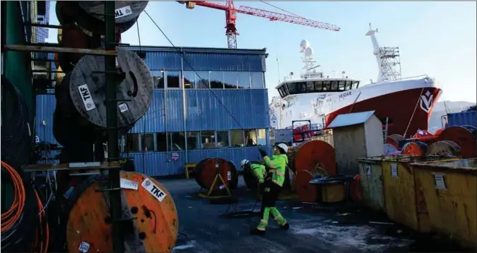  ??  ?? Laerling Oddvar Harbakk drar ut noen meter med kabel som skal løftes ombord og monteres på et av skipene som bygges ved Simek.