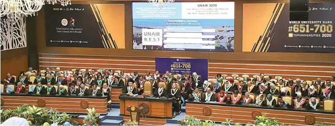  ?? ANDRIANSYA­H POETRA/JAWA POS ?? KEMBANGKAN PRINSIP BEST: Sidang Dies Natalis Ke-65 Universita­s Airlangga Surabaya pada Senin (11/11). Dalam sidang itu, Rektor Unair Mohammad Nasih menyebutka­n bahwa visi besar Unair yaitu berkontrib­usi pada kemajuan tanah air dan peradaban dunia.