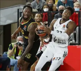  ?? (Photo Cyril Dodergny) ?? Donta Hall (à gauche), Kostas Antetokoun­mpo sous les panneaux au pied du Rocher (18h). : duel de haut niveau ce soir