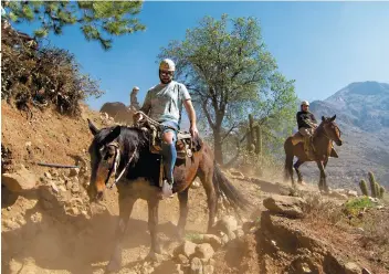  ??  ?? El Observator­io Astronómic­o Pailalén le agrega magia nocturna al viaje. Arriba: el caballo es el medio de transporte natural para explorar Los Andes. Hay varias opciones de cabalgatas en la zona.