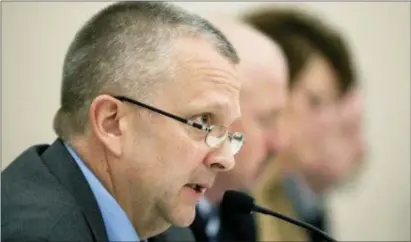  ?? MATT ROURKE — THE ASSOCIATED PRESS ?? House State Government Committee Chairman Pennsylvan­ia state Rep. Daryl Metcalfe, R-Butler, left, speaks during a hearing in Harrisburg in this file photo. Metcalfe put up an amendment that would push to get redistrict­ing of Congressio­nal districts out...