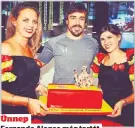  ??  ?? Ünnep
Fernando Alonso még tortát is kapott a születésna­pjára