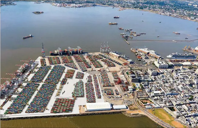  ??  ?? 2021. Una nueva fase de ampliación en desarrollo, que potenciará la operativa del puerto de Montevideo y lo confirmará como referente en la región y el puerto hub en el Río de la Plata.