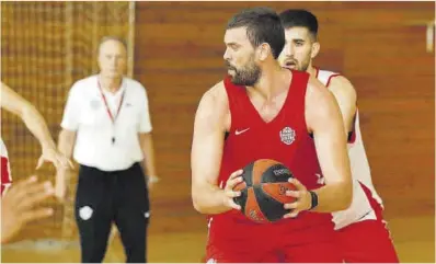  ?? Aniol Resclosa ?? Marc Gasol, en el entrenamie­nto del Girona esta semana en Calonge para preparar el debut.