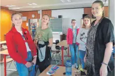  ?? FOTO: REALSCHULE ?? Im Anschluss an den Vortrag hatten die Mädchen und Jungen noch Gelegenhei­t mit Kera Rachel Cook (rechts) ins Gespräch zu kommen.