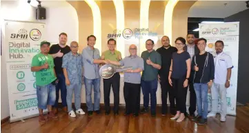  ??  ?? Lee (fifth left) witnesses the handover of TDIH mock key to Dennis (fourth left) from Liew. Also seen are Awangku Merali (third left), Manzoor (fifth right) and Hazwan (sixth right).