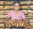  ??  ?? Para Nadali, de 9 años, es su primera experienci­a en la producción de pan.