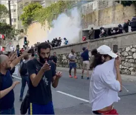  ?? (Photo S. G.) ?? Vers  h, une poignée de manifestan­ts a voulu passer le cordon de police installé non loin du domicile du maire de Nice. Bousculade et jets de gaz lacrymogèn­e.