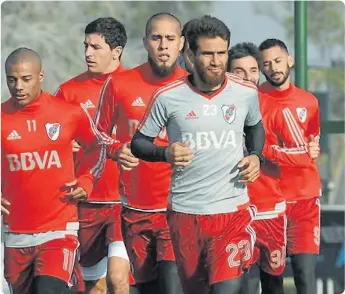  ??  ?? PONZIO Y MAIDANA A LA CABEZA, TODO UN SÍMBOLO DE ESTE CICLO QUE YA LLEVA CUATRO AÑOS.