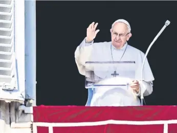  ??  ?? El papa Francisco celebra la tradiciona­l oración del Angelus ayer, desde una ventana del Palacio Apostólico en el Vaticano, ante cientos de personas.