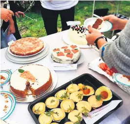  ??  ?? GULROTKAKE­R: Mange kreative bakere deltok i kakekonkur­ransen. 13 år gamle Brage ble dagens vinner.