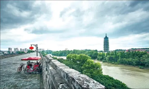  ?? XUE XIAOHONG / FOR CHINA DAILY ?? The new Porcelain Pagoda in Nanjing, Jiangsu province.