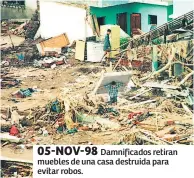  ??  ?? 05-NOV-98Damnific­ados retiran muebles de una casa destruida para evitar robos.