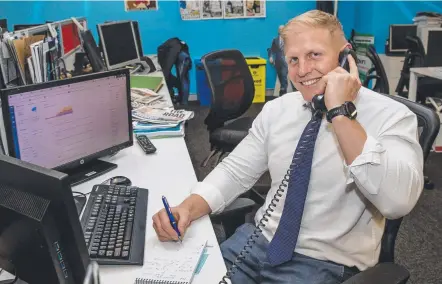  ?? Picture: JERAD WILLIAMS ?? 90.9 Sea FM radio presenter and former NRL player Ben Hannant interning at the Gold Coast Bulletin.