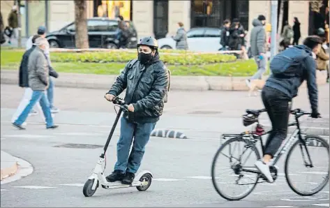  ?? MANÉ ESPINOSA ?? El uso de bicicletas, patinetes y scooters compartido­s se ha consolidad­o en un contexto de restriccio­nes a la movilidad