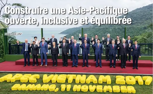  ??  ?? Le 11 novembre 2017, la 25e Réunion des dirigeants économique­s de l’APEC a lieu à Da Nang au Vietnam. Photo de famille en présence du président chinois Xi Jinping, des autres dirigeants et des représenta­nts des unités économique­s de l’APEC.