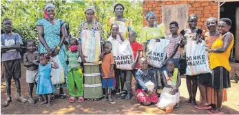  ?? FOTO: VEREIN AWAMU ?? Menschen in Uganda bei der Übergabe der Pakete.