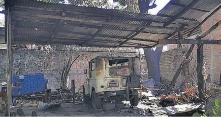  ??  ?? Hicieron inspección. Ayer por la mañana miembros de la Comisión Municipal de Protección Civil y de la Policía Nacional Civil constataro­n los daños.