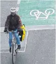  ?? FOTO: IMAGO IMAGES ?? Nicht überall sind Radfahrer so gut geschützt wie hier auf der Schlossstr­aße in Berlin.