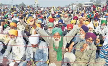  ?? VIPIN KUMAR/HT PHOTO ?? Farmers raise slogans against the new agricultur­e laws at Singhu border on Tuesday.