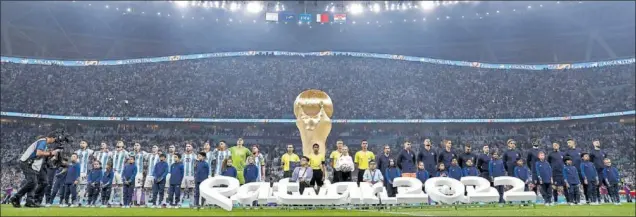  ?? ?? Las seleccione­s de Argentina y Croacia posan respetuoso­s junto al equipo arbitral durante la ceremonia oficial de los himnos de ambos países.