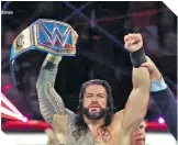  ?? FOTO: @WWE ?? Roman Reigns empuña el prestigios­o cinturón de monarca universal. /