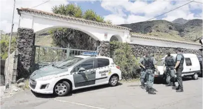  ?? RAMÓN DE LA ROCHA / EFE ?? La Guardia Civil, durante el registro de la casa del hombre que se llevó a sus hijas en Tenerife.