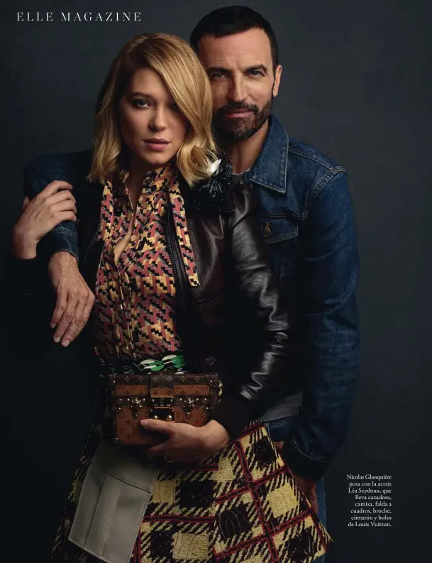  ??  ?? Nicolas Ghesquière posa con la actriz Léa Seydoux, que lleva cazadora, camisa, falda a cuadros, broche, cinturón y bolso de Louis Vuitton.