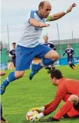  ?? Foto: Karl Aumiller ?? Diesen Ball hat Lilien Keeper Kuchen baur (links Neuburgs Alexander Müller) – sechs andere nicht.