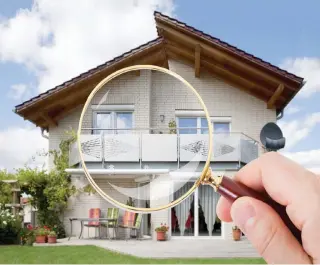  ?? Shuttersto­ck ?? An experience­d home inspector should spot structural concerns, but the buyer-to-be should be present during the inspection.