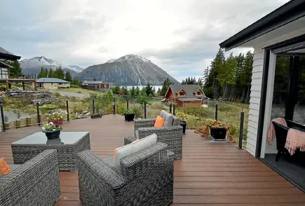  ?? PHOTO: SUPPLIED ?? Enjoy fabulous indoor/outdoor flow to a relaxing entertaini­ng area with magnificen­t views.