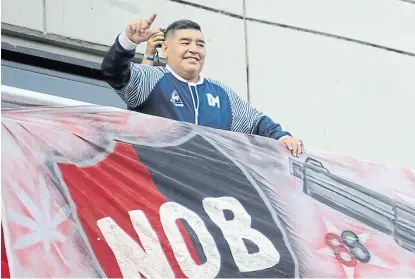  ?? M. manera ?? Los hinchas de Newell’s recibieron ayer con calidez a Maradona, que hoy no será homenajead­o