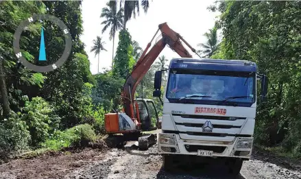  ?? Photo: Fiji Roads Authority ?? A Fiji Roads Authority contractor carrying out maintenanc­e work at Buca Bay Road in Cakaudrove on March 27, 2024.