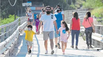  ??  ?? Exodo. En Semana Santa se observó un gran movimiento de personas. Es lo que buscan evitar el 24 de mayo.