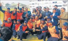  ?? HT ?? The Hindustan Times team with the trophy.