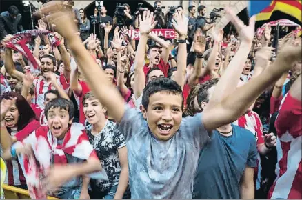  ?? PERE DURAN / NORD MEDIA ?? Miles de seguidores se agolparon por las calles de la ciudad para celebrar el ascenso a Primera División