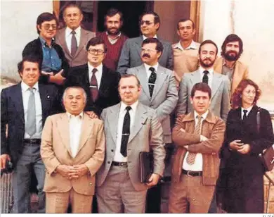  ?? EL DÍA ?? Concejales de PSOE, PCE y PSA de Puente Genil a las puerta del Juzgado de Aguilar en 1979, tras las elecciones.