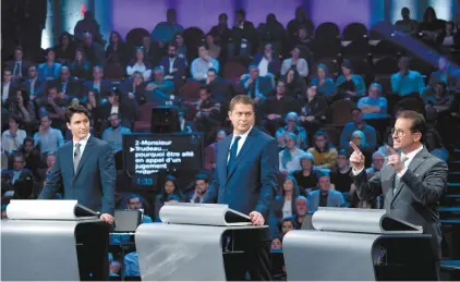  ?? CHRIS WATTIE LA PRESSE CANADIENNE ?? Justin Trudeau, Andrew Scheer et Yves-François Blanchet lors du débat des chefs en octobre 2019. Le face-à-face avait été organisé en collaborat­ion avec un consortium de médias et la Commission des débats. Cette collaborat­ion risque d’être plus difficile à établir lors de la prochaine élection, plusieurs médias étant mécontents d’être soumis aux choix de la Commission.