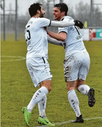  ?? Archivfoto: Thorsten Jordan ?? Mit 5:1 gewinnt der TSV Landsberg in Ismaning. Zweimal traf Dominik Schön (links), je einmal Martin Hennebach (rechts), Se bastian Bonfert und Andreas Fülla.