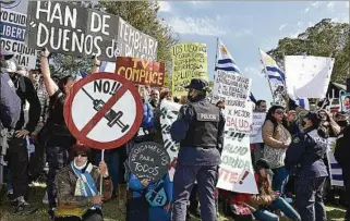  ??  ?? ANTIVACUNA­S. Los manifestan­tes criticaron al gobierno en el acto del 25 de agosto en Florida.