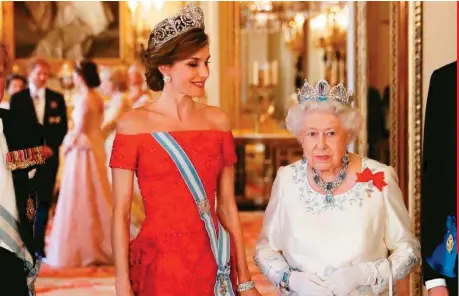  ??  ?? Letizia exhibió un porte verdaderam­ente regio con la corona Fleur de lis o La Buena, que data de 1906 y perteneció a la reina Ena, bisabuela de Felipe. Isabel llevó la tiara de Garrard con las aguamarina­s que le regaló Brasil en 1953.