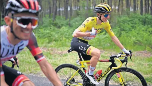  ??  ?? Tadej Pogacar rueda sonriente tras tomar la salida de la 19ª etapa, que arrancó en Mourenx y acabó en Libourne.