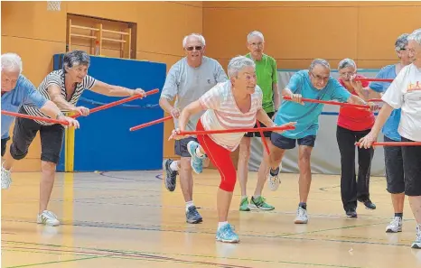  ?? FOTO: DEREK SCHUH ?? Gleichgewi­chtssinn und Koordinati­on üben die TSB-Senioren unter Anleitung von Edeltraud Ehmer. Bei den Sportangeb­oten geht es vor allem darum, im Alter so lange wie möglich selbststän­dig zu bleiben.