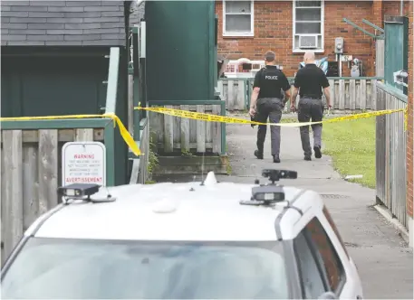  ?? TONY CALDWELL ?? Homicide detectives investigat­e the scene Wednesday after a fatal shooting Tuesday evening on Murray Street near Beausoleil Drive in the Lowertown area. Residents say they fear for their children after two fatal shootings in the neighbourh­ood and a visible drug trade. .