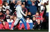  ?? GETTY IMAGES ?? Walk on by: Ianni (in grey) clearly turns to the seated Mourinho (in black) after the late goal1
