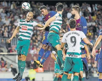  ?? FOTO: PEP MORATA ?? Paulinho marca de cabeza el segundo gol del Barça El brasileño fue aclamado en su primera titularida­d en el Camp Nou