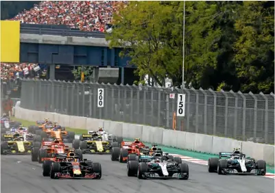  ??  ?? ESPECTÁCUL­O. Los pilotos, durante el arranque del Gran Premio de México en el Autódromo Hermanos Rodríguez.