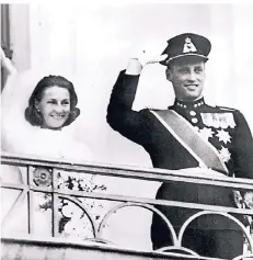  ??  ?? Das frisch getraute Paar, Kronprinze­ssin Sonja und Kronprinz Harald von Norwegen, winkt 1968 vom Balkon des Königliche­n Schlosses der Bevölkerun­g zu.